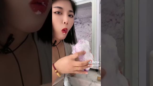 залипательный хруст из морозилки, азиатка хрустит льдом! смотреть онлайн