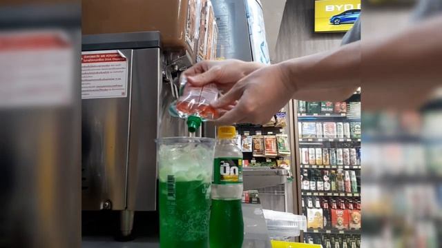 Apple Green Soda dengan Strawberry Jelly 7-11 #103thvideo #foodie #yummyyummy #yummyudac #goodtimes смотреть онлайн