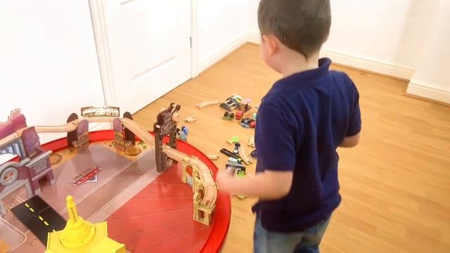 Disney Cars Radiator Springs Race Track and Train Table | Wooden Trackset and Play Table Fun! смотреть онлайн