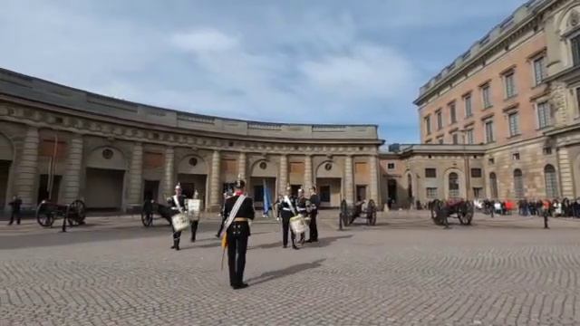 Как происходит ритуал смены королевского караула в Швеции Стокгольм 2024 год смотреть онлайн