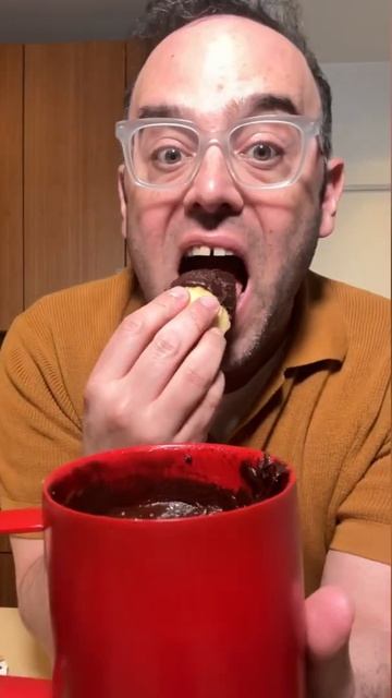 Make fondue for one in a mug! Chocolate chips/ tbsp peanut butter/ 2 tbsp milk #dessert #food смотреть онлайн