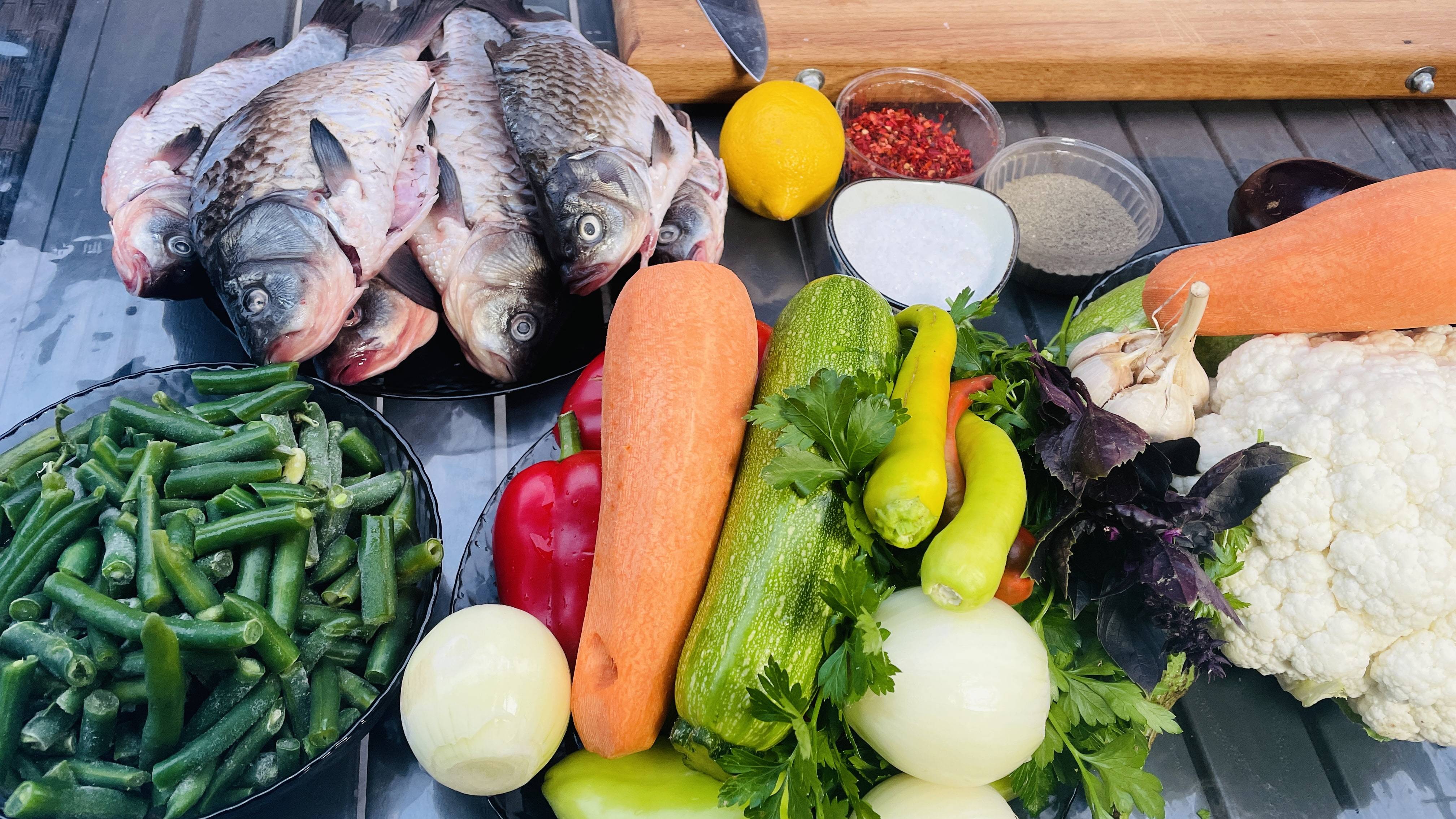 Жаренный Карась с овощами в садже на костре. подпишись на #охапкадров #рецепты