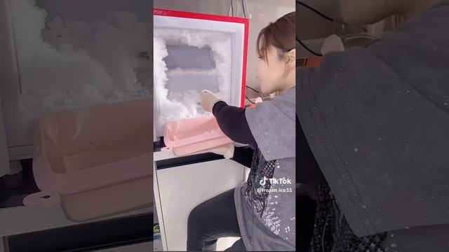 ест снег из морозилки ложками! смотреть онлайн