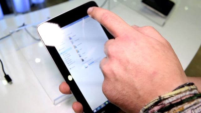 Toshiba Encore 7 WT7 - First 7-inch Windows 8.1 tablet hands on [ENG] смотреть онлайн