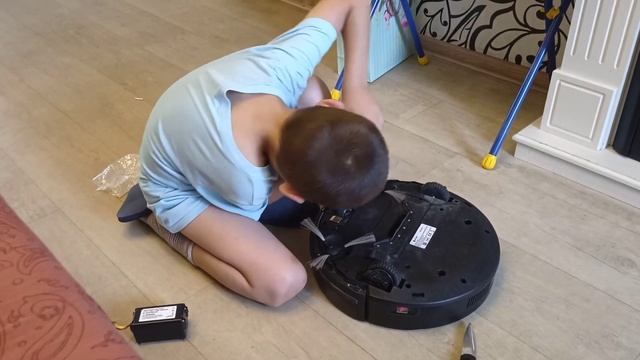 С мамой меняем аккумулятор пылесоса смотреть онлайн