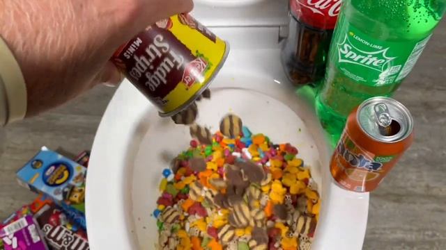 Will it Flush? - Coca Cola, Fanta, Sprite, Plastic Eggs, Skittles, M&M's, Reese's, Candy смотреть онлайн