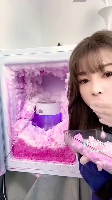 укусы снега и льда из морозилки! смотреть онлайн