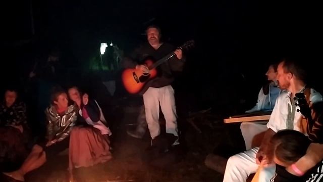 Юрий Таланов у костра на фестивале Уральский Хоровод - 2023 смотреть онлайн