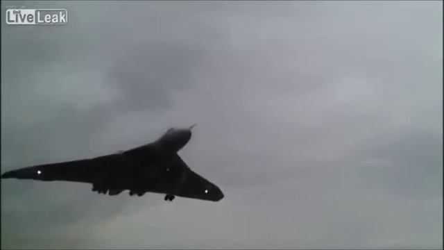 Vulcan Bomber Fly by With real Howl noise - pure sound смотреть онлайн