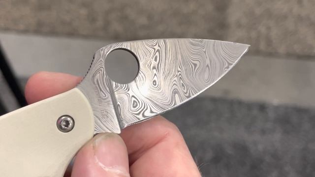 Spyderco Urban Sprint Run in Damasteel Closeup View смотреть онлайн