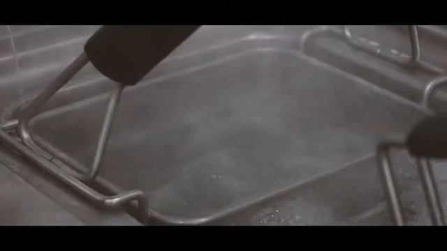 Gnocchi con pomodorino giallo del Piennolo, speck e tarallo napoletano смотреть онлайн