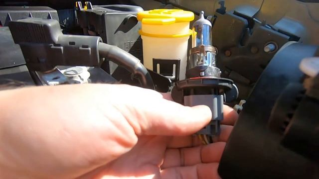 How to change replace Headlight bulbs in 2014-2019 Jeep Renegade смотреть онлайн