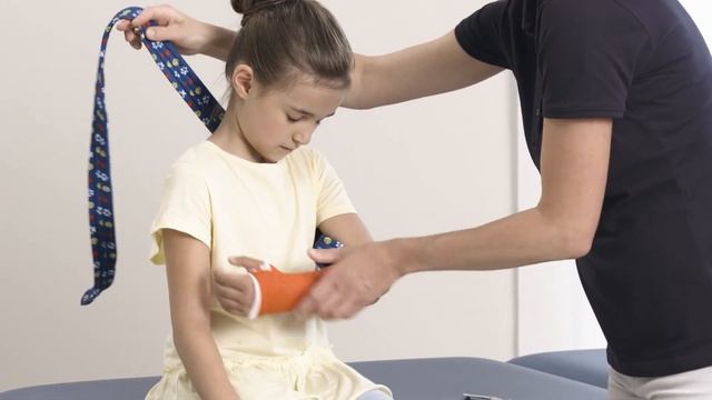 Actimove® Sling Kids Single Pack Application Video смотреть онлайн