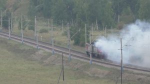 Тепловоз 2ТЭ10М-2561 надымил на скорости в Красноярске | Железная дорога