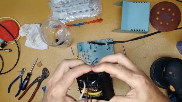 Old Weller WTCPS soldering station converted to a Hakko T12 type смотреть онлайн