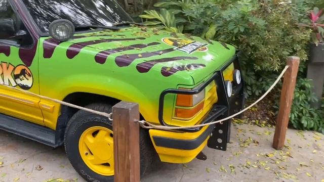 Closer Look at the REAL Jurassic Park Jeep and Jurassic Park Explorer смотреть онлайн