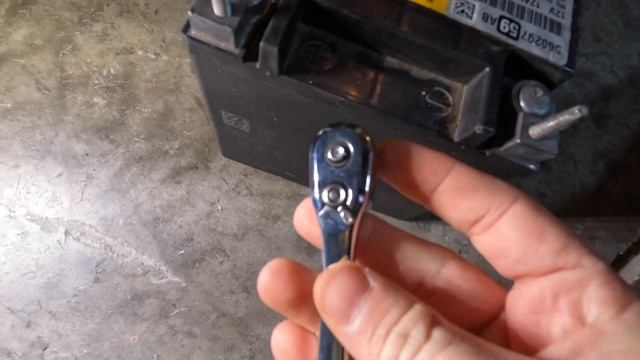How to Replace BOTH Main and Aux Batteries in a Chrysler Pacifica Minivan смотреть онлайн