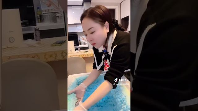 синий лёд из морозилки, супер вкусный, ест азиатка! смотреть онлайн