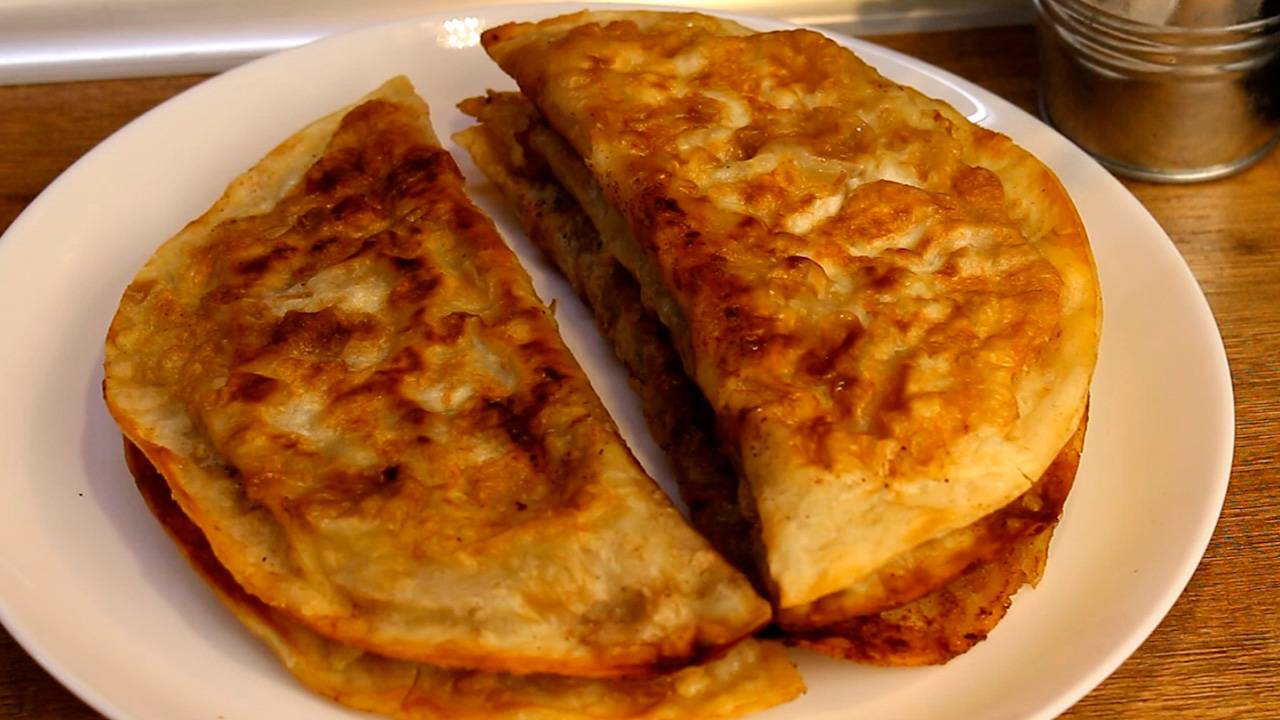 Ленивые ЧЕБУРЕКИ: беру ФАРШ и заворачиваю в ЛАВАШ. Получается такая ВКУСНЯТИНА на завтрак! смотреть онлайн