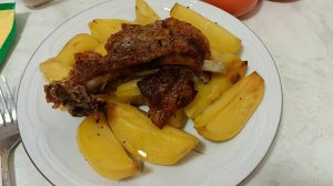 Бараньи ребра с картошкой запеченные в духовке.