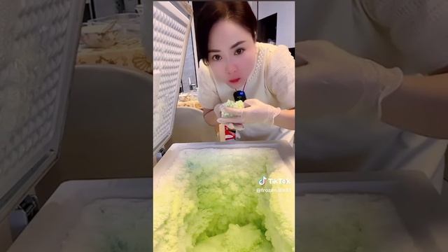 поедание с хрустом снега из морозилки смотреть онлайн