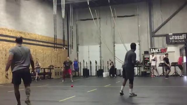 How CrossFit Streets does Dodgeball. Dodge or do a 10 sec. L-sit to buy back in. смотреть онлайн