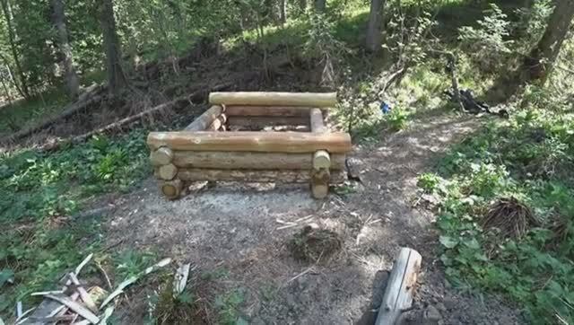 УСТАЛ КАК СОБАКА. СТРОИТЕЛЬСТВО ЛЕСНОЙ ИЗБУШКИ ( зимовья ) ЗАКАНЧИВАЮ ВЕНЦЫ, ПЕРЕХОЖУ К ФРОНТОНАМ. смотреть онлайн