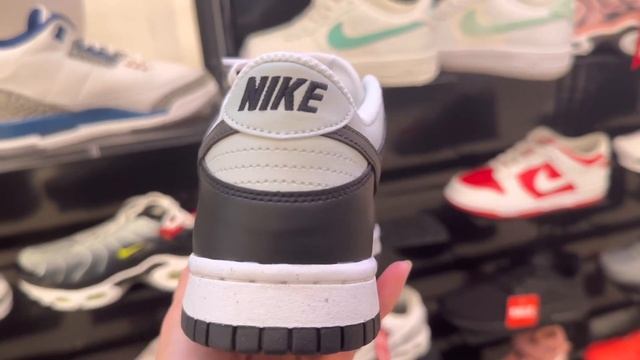 Nike Dunk Low Black Bright Mandarin Mini Swoosh GS Kids #closerlook #nikesneakers #nikedunk смотреть онлайн