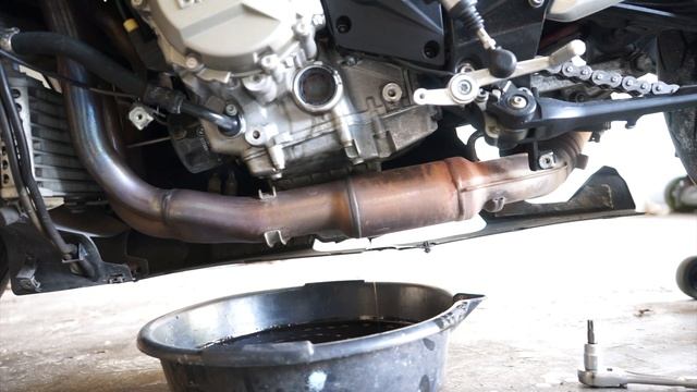 BMW S1000RR OIL CHANGE смотреть онлайн