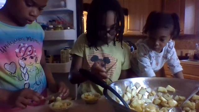 Bake Apple Pie with me! смотреть онлайн