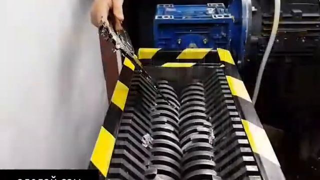 #Айфон #Загорелся #IphoneX
Что будет если кинуть Iphone X в шредер?Кинул Iphone X в шредер!