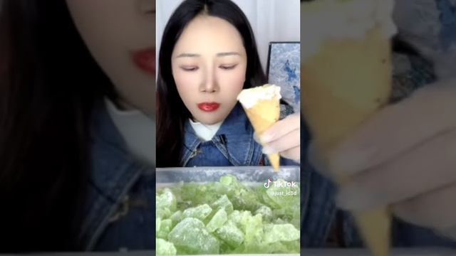 как съесть мороженое с крошкой из льда! смотреть онлайн