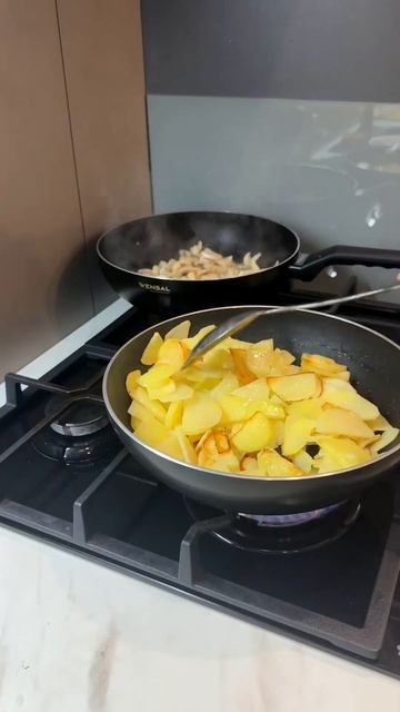 Жареная картошечка с грибами 🤤🥔🍽️Просто,но таак вкусноо #cooking #рецепт #шортс #еда #ютуб смотреть онлайн