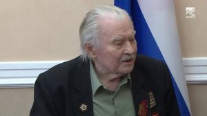 Глава КЧР Рашид Темрезов встретился с ветераном Великой Отечественной Виталием Зориным