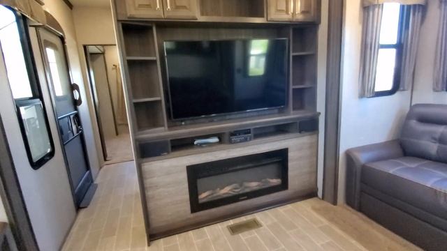 (SOLD) RARE FLOORPLAN! 2019 Keystone Alpine 3801FK 5 Slide Front Kitchen! смотреть онлайн