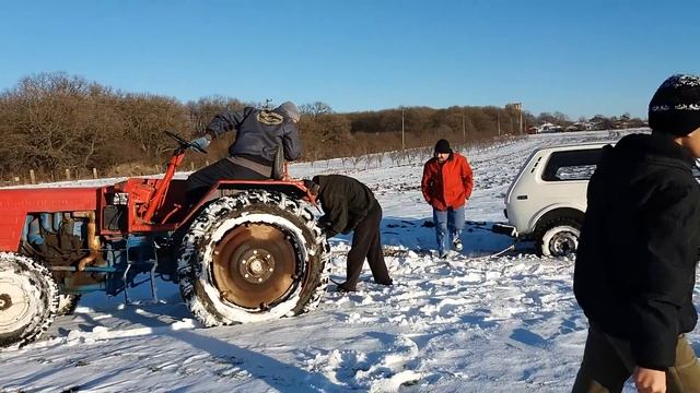 Владимирец дърпа лада Нива