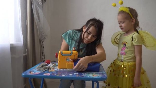 Амина с мамой шьют наряды