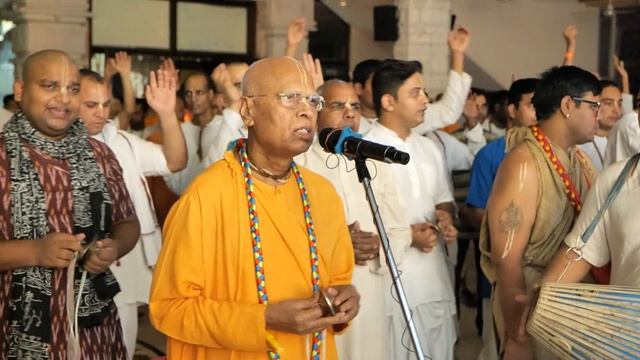 Mangal Arati || HH Lokanath Swami Maharaj || 18th May 2022 || ISKCON Noida смотреть онлайн