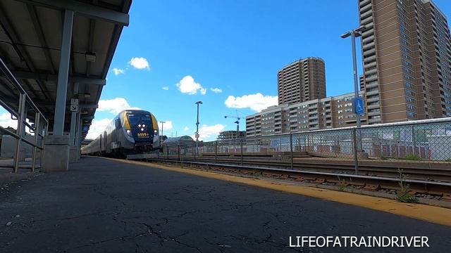 VIA Rail's New Fleet - Siemens Charger Test Train Pounds it Through Danforth GO at Track Speed смотреть онлайн