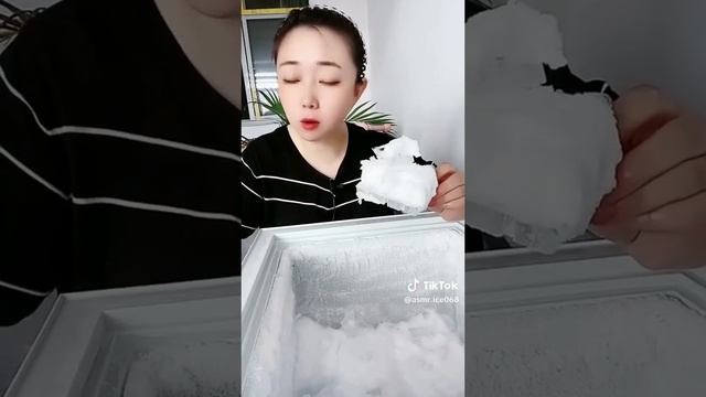 кореянка сгрызает ледяные блоки из кубиков льда! смотреть онлайн
