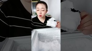 кореянка сгрызает ледяные блоки из кубиков льда!