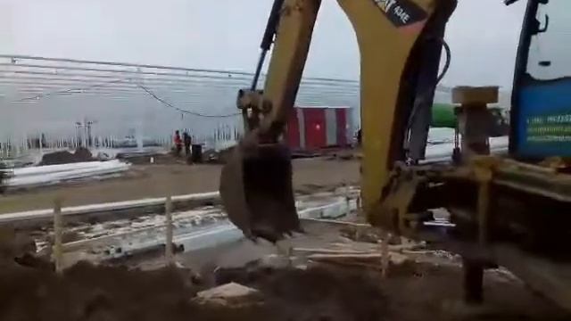 Экскаватор-погрузчик Caterpillar 434e на объекте в Москве смотреть онлайн