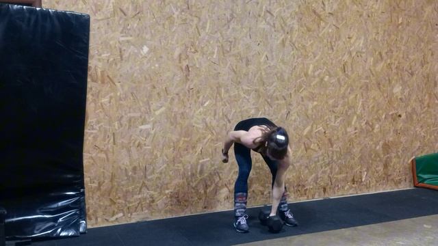 Поочередные рывки гантели с пола