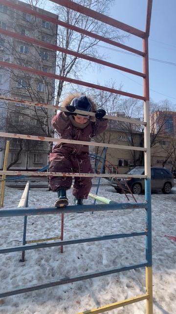 Володя на лестнице на детской площадке. Полез вверх смотреть онлайн