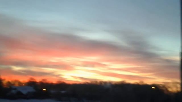 Красивое небо перед восходом солнца. смотреть онлайн
