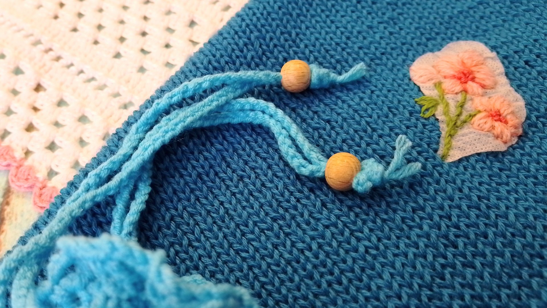 Начала вышивку. Косынка крючком. Много игрушек. смотреть онлайн