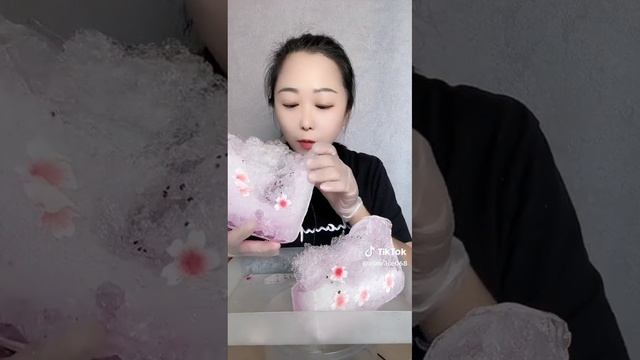 девушка грызёт большой блок ледяных пластинок, асмр поедание льда! смотреть онлайн