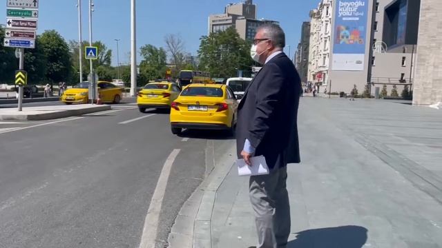 #Taksim'de Dakikalarca Taksi Bekledi, Kimse Almadı