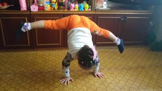 Доспаева Алтынай 4 года, стойка на руках с переходом в поперечный шпагат. смотреть онлайн