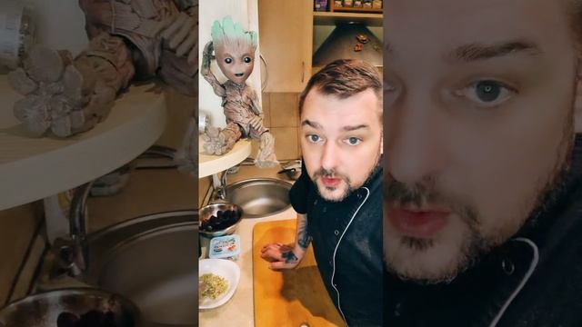Блинчики с кремом из белого хлеба и салат из свёклы. смотреть онлайн